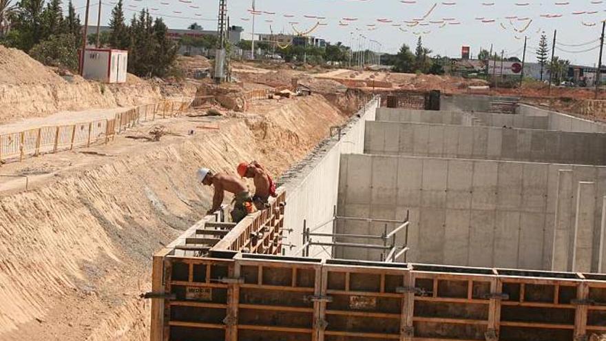 Obras de urbanización en el parque industrial de Elche que se están acometiendo en la actualidad