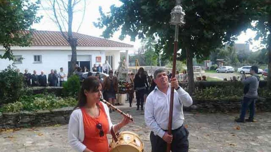 Un momento de la procesión con la Virgen del Templo.