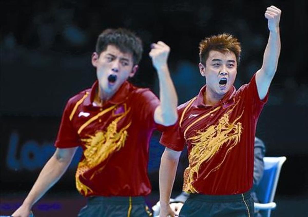 SENSE LÍMITS. A dalt, Sun Yang, emocionat després de guanyar l’or en els 1.500 metres. La Xina ha irromput en la natació i segueix exercint un domini gairebé tirànic en esports com el tennis de taula (a sota) i el bàdminton (dreta). SENSE LÍMITS. A dalt, Sun Yang, emocionat després de guanyar l’or en els 1.500 metres. La Xina ha irromput en la natació i segueix exercint un domini gairebé tirànic en esports com el tennis de taula (a sota) i el bàdminton (dreta).