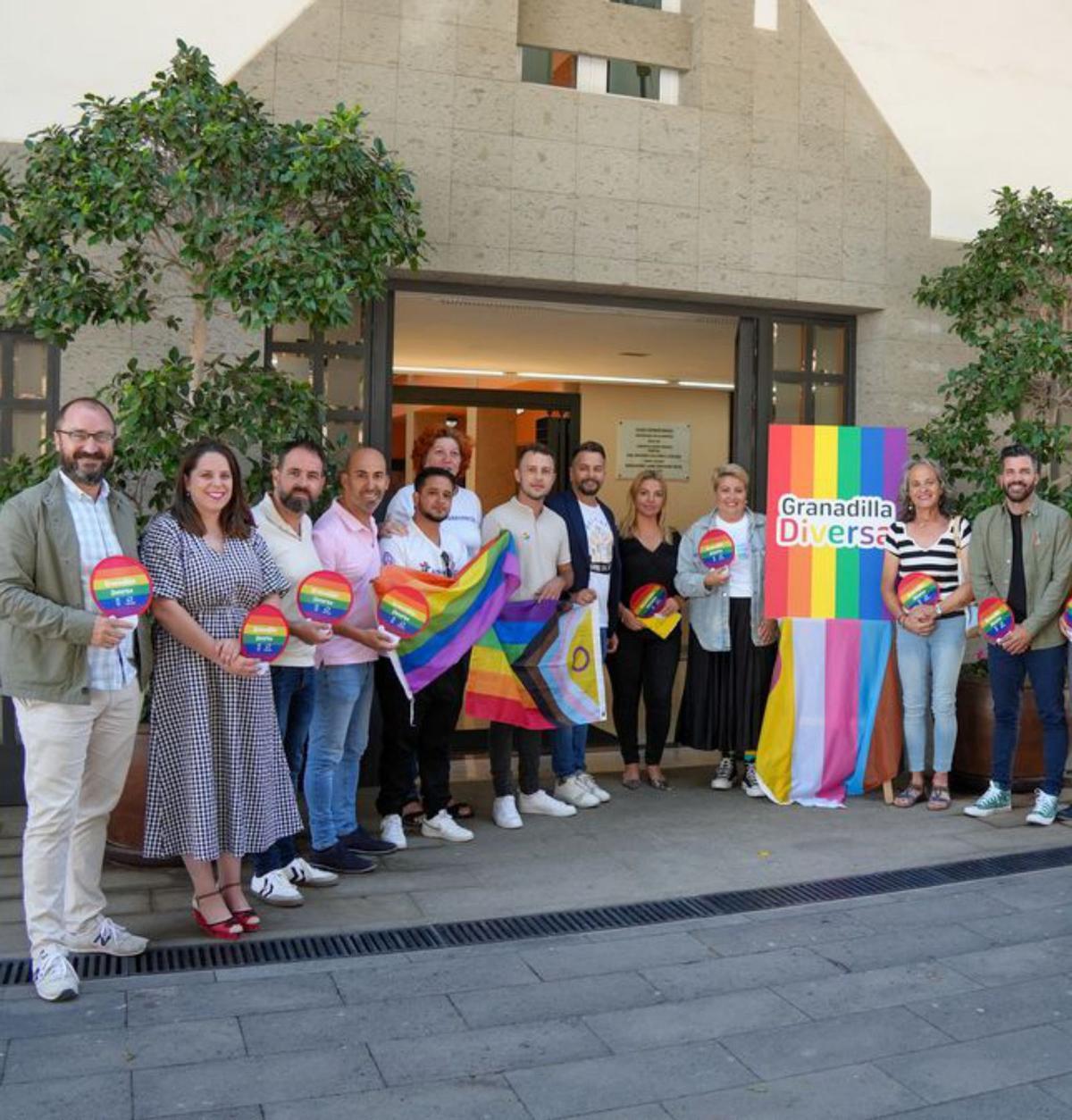 Tenerife iza los colores de la diversidad sexual 