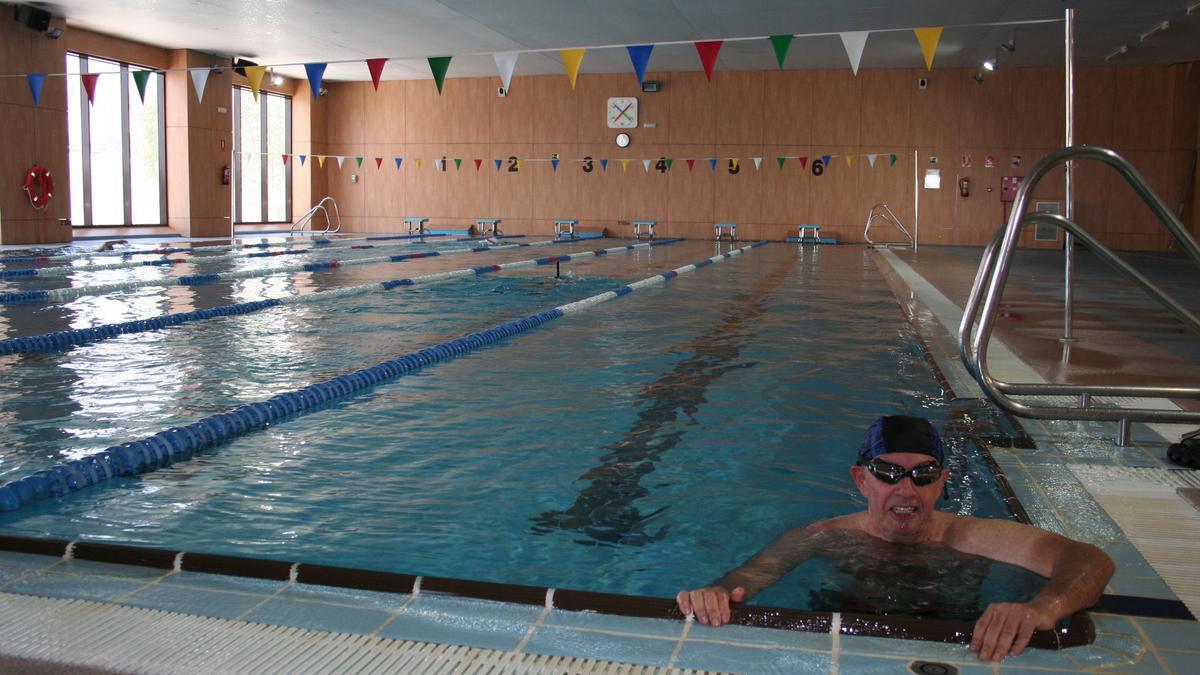Un hombre practica natación en una de las piscinas del Complejo Deportivo Felipe VI, este verano.