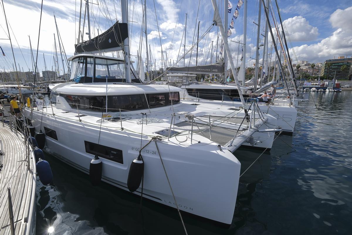 Un catamarán atracado en un puerto de Canarias.