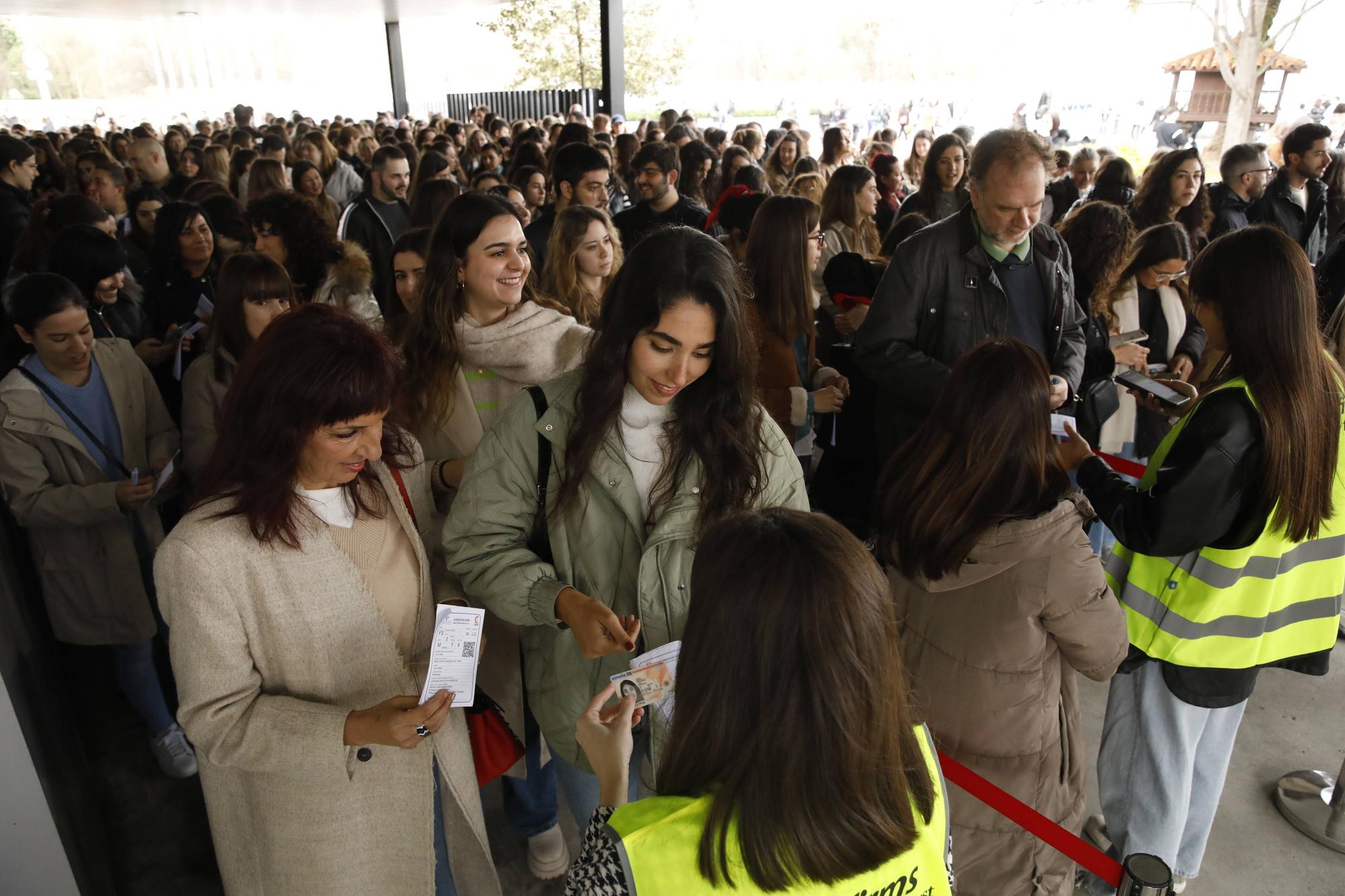 Miles de personas participan en la macrooposición de la sanidad pública asturiana.