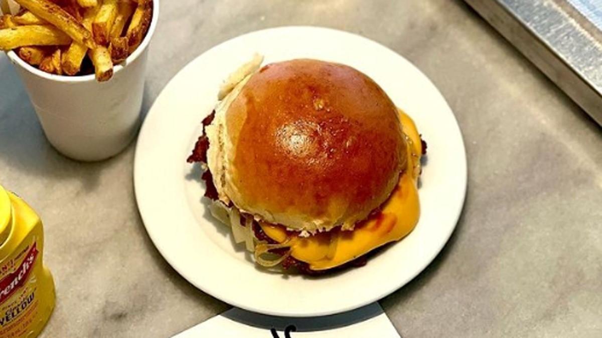 La famosa cheeseburger de la casa de Antonia’s Burger.