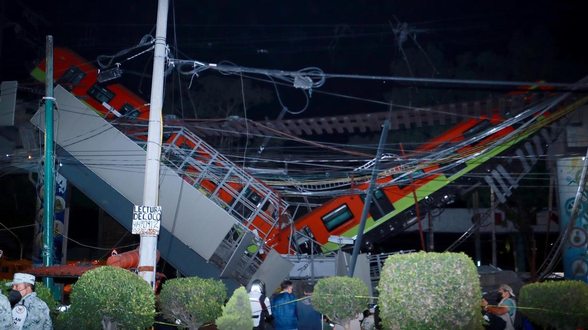 Vista general del colapso de unos vagones del metro en la Ciudad de México.