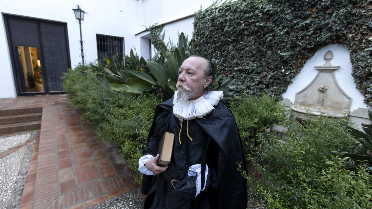 Un actor interpreta el papel de Cervantes en la Casa Cervantes, del siglo XVI, donde la tradición afirma que, tras recorrer Almería y Granada, se hospedó en 1594 al menos dos veces.