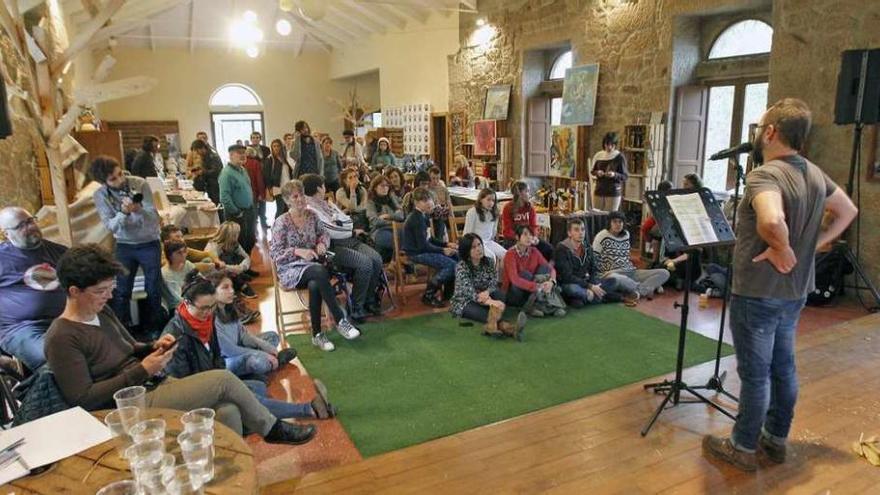 El local de la Praza de Abastos, repleto en el recital poético de la tarde. // Jesús Regal