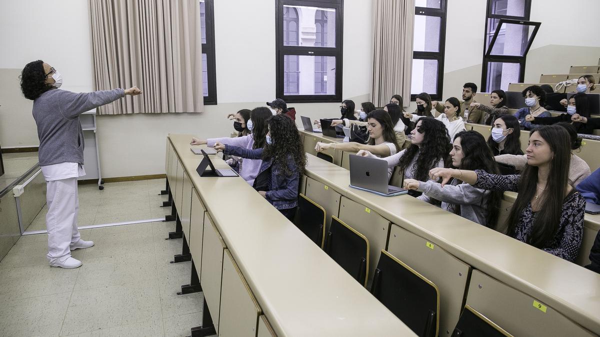 Estudiantes del grado de Enfermería de la UB, en clase, este jueves.