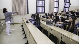 Una profesora imparte una clase a estudiantes del grado de Enfermería de la UB.