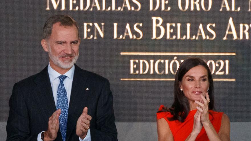 La reina Letizia vuelve a triunfar con Zara: el vestido de una pieza que arrasa estas navidades