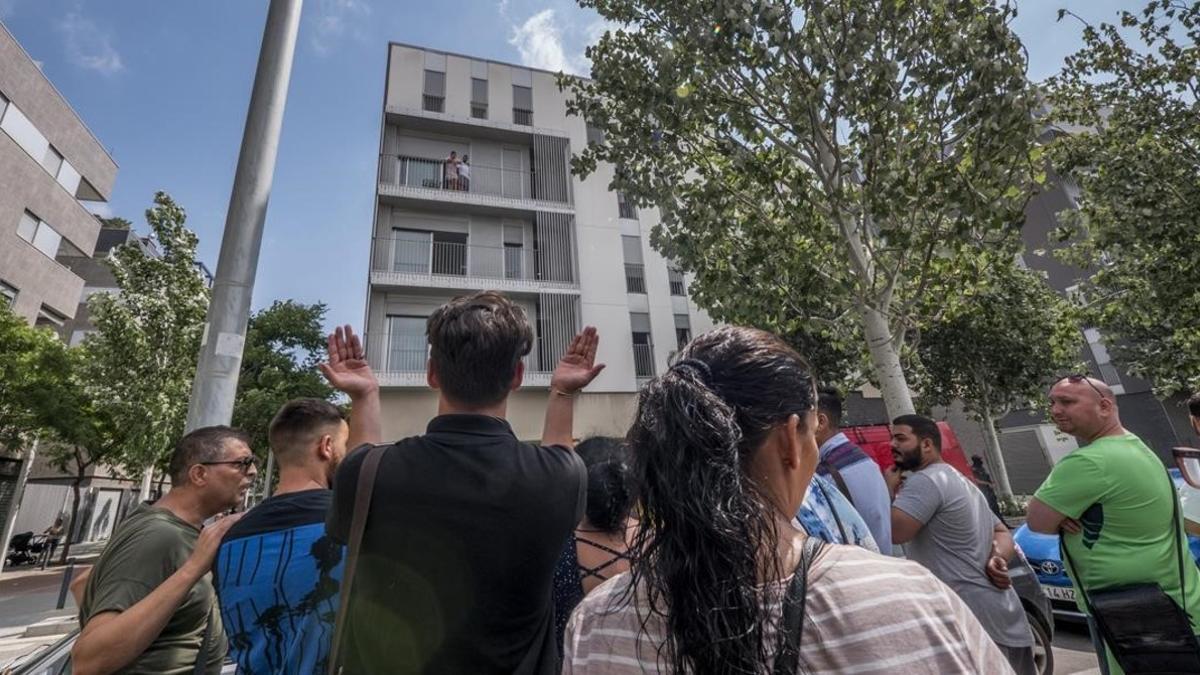 Presencia de vecinos ante uno de los pisos ocupados en la Mina.