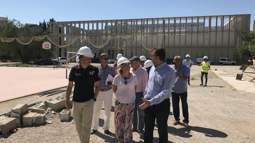 Obras de urbanización de zonas comunes y patios de los institutos Ibáñez Martín y Ros Giner de Lorca.