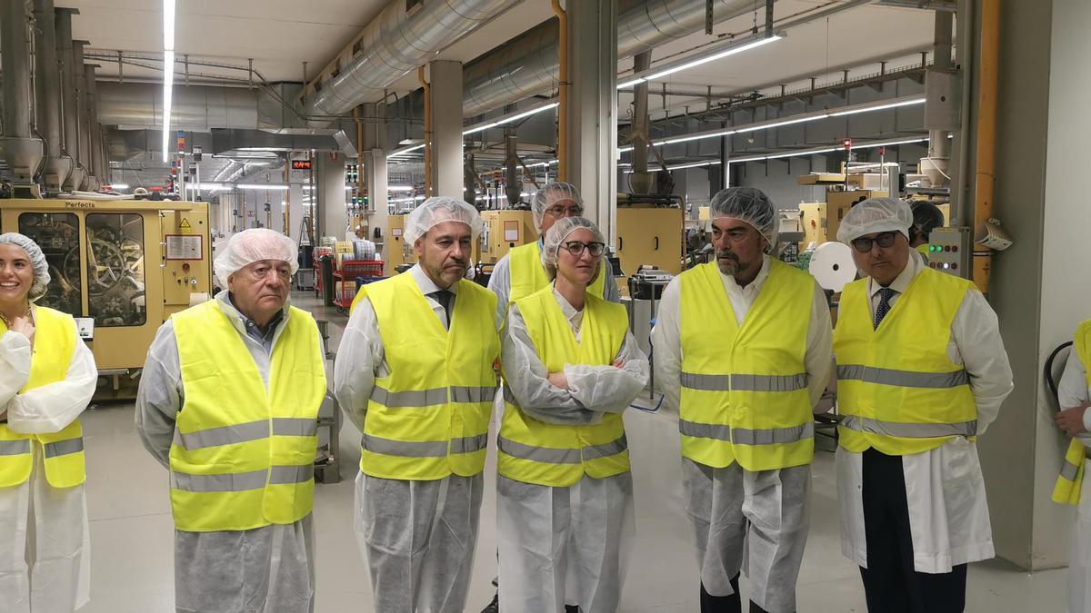 Un momento de la visita del alcalde de Alicante, Luis Barcala, a las instalaciones de Pompadour.