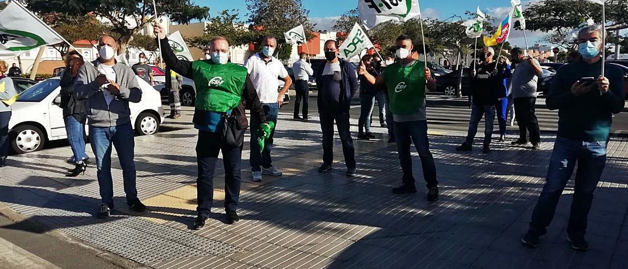 Concentración de personal municipal de San Bartolomé de Tirajana, ayer, a las puertas del Consistorio. | | LP/DLP