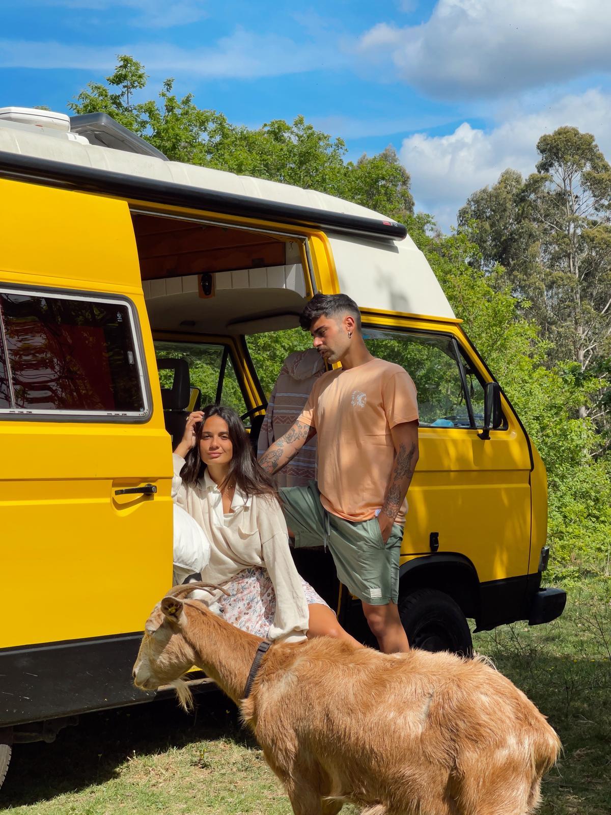 Hugo, Lara y "Rubia" con la Volkswagen Transporter.