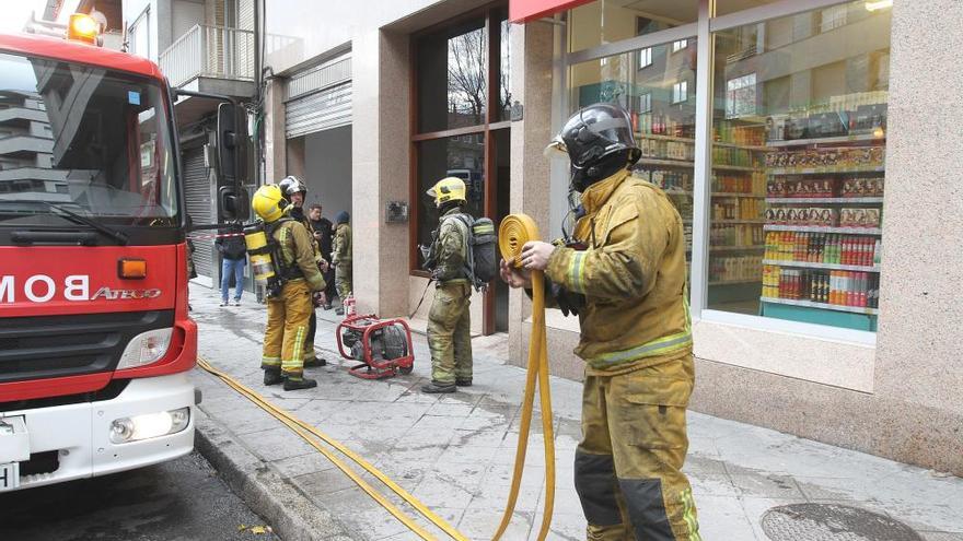 El incendio del cuadro eléctrico en un edificio causó alarma en la calle Bos Aires de Ourense