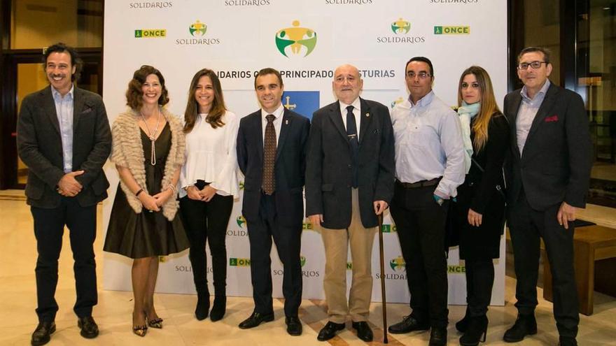 Los galardonados: Antonio Virgili (TPA) y Ángela Santianes (Du Pont), a la izquierda; Ivan Fernández (alcalde de Corvera), Antonio León y Marcos Gabarre (Secretariado Gitano), en el centro, acompañados de miembros del jurado.