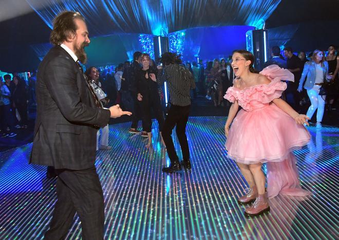David Harbour y Millie Bobby Brown bailando tras la premiére de 'Stranger things'