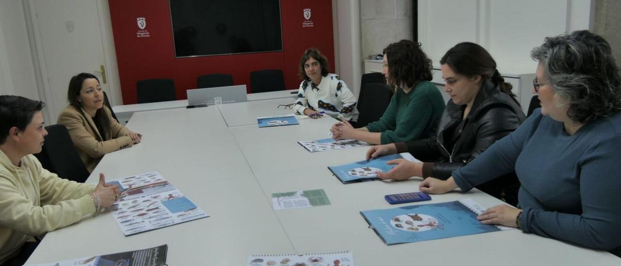 Las ediles Briones y García, ayer, con representantes de Mulleres Salgadas y Amigas da Terra.