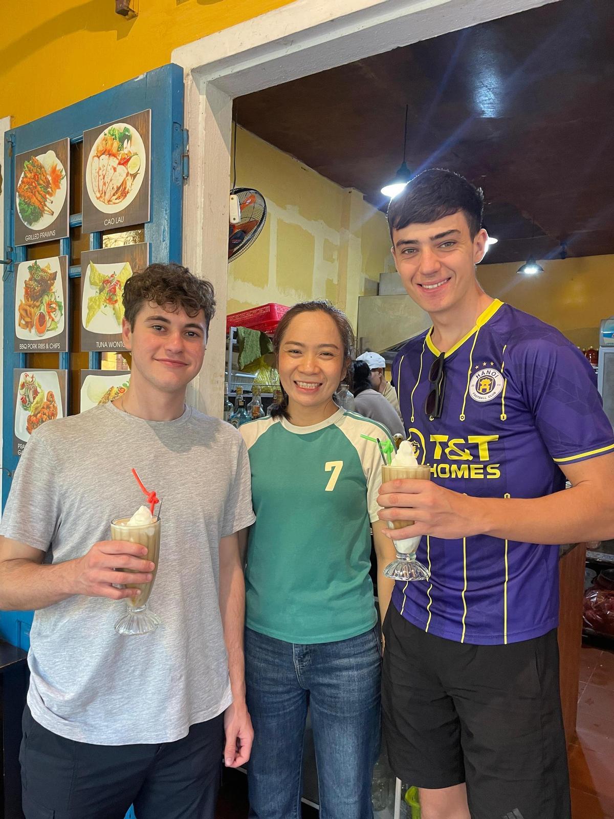Los cofundadores de WAW Coffe, Iván Marmolejo y José Rojas, probando cafés en Corea.