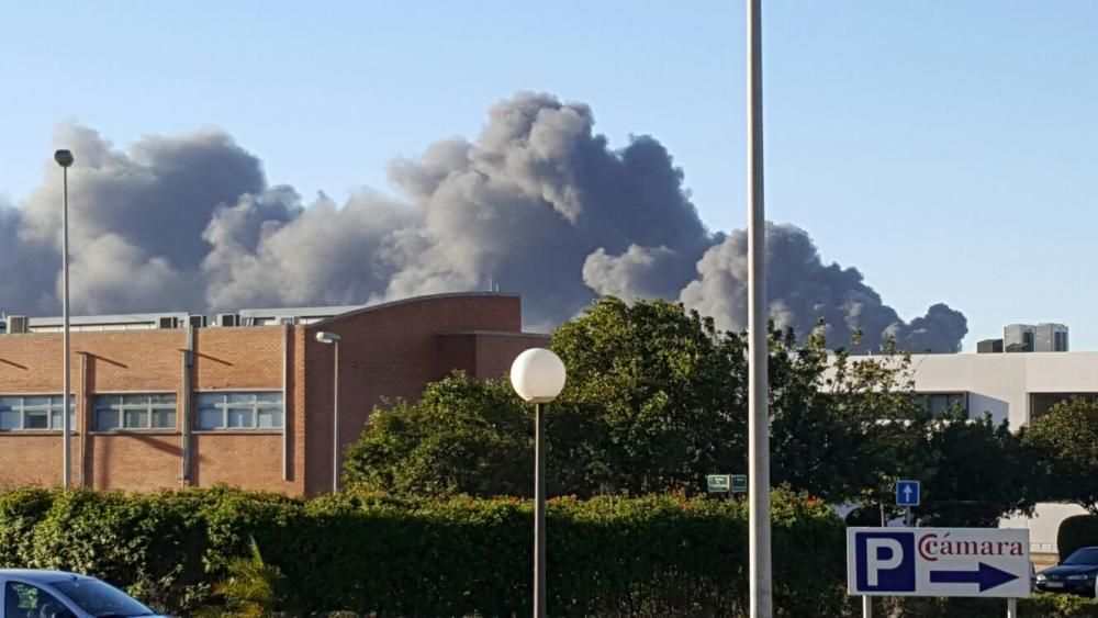 Espeluznante incendio en el polígono Fuente del Jarro