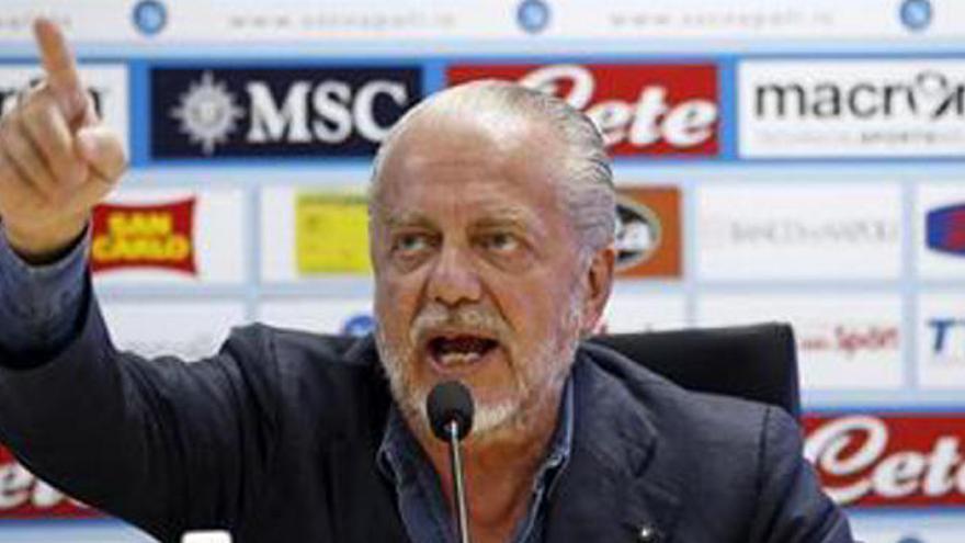 De Laurentiis levanta su dedo índice amenazante.