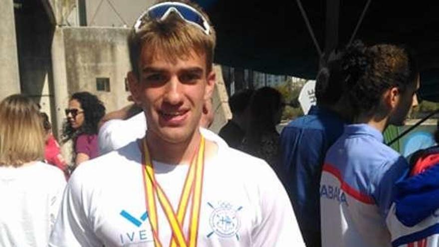 Pablo Roza, con su medalla de oro en sub-20 y de plata en sub-23.