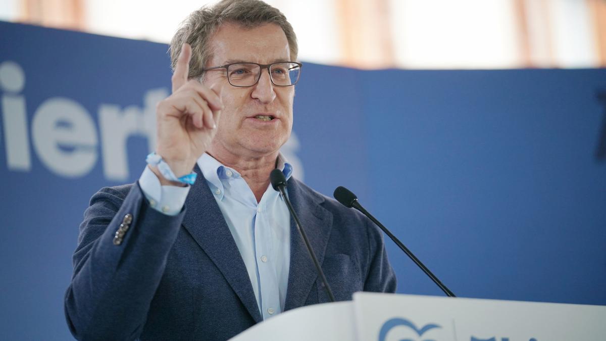 El líder del PP, Alberto Núñez Feijóo, interviene durante un acto de campaña de su partido, en la Plaza de España, a 5 de abril de 2024, en Vitoria, Álava, País Vasco (España). Feijóo ha apoyado al candidato a lehendakari del PP vasco, Javier de Andrés, e