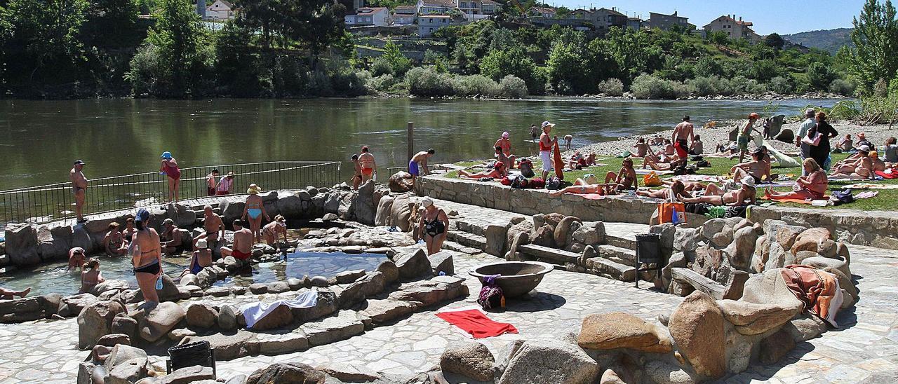 Imagen estival de las termas de A Chavasqueira, antes del cierre por COVID hace un año. |   // IÑAKI OSORIO