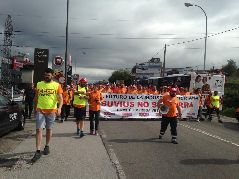 Los trabajadores de Vesuvius marchan a pie desde la fábrica de Riaño hasta la Junta