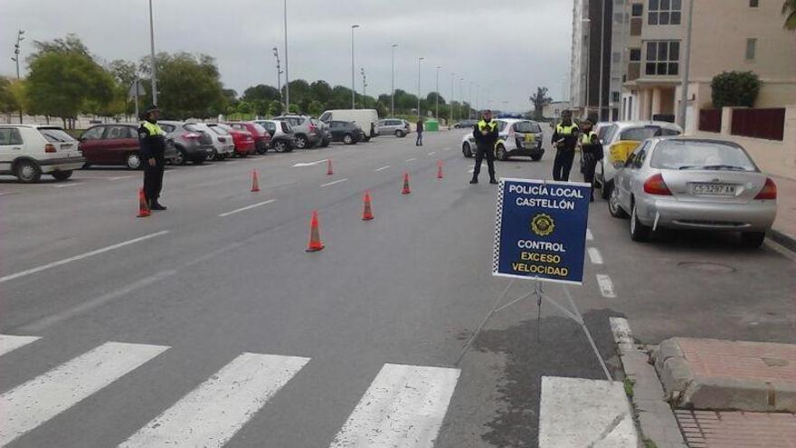 Agentes de la Policía Local durante un control de velocidad