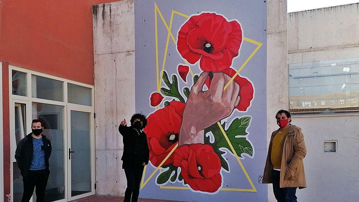 De izquierda a derecha, Álvarez, Adeva y Del Bien posan con el nuevo mural del centro de salud creado en homenaje a las víctimas del COVID. | M. J. C.