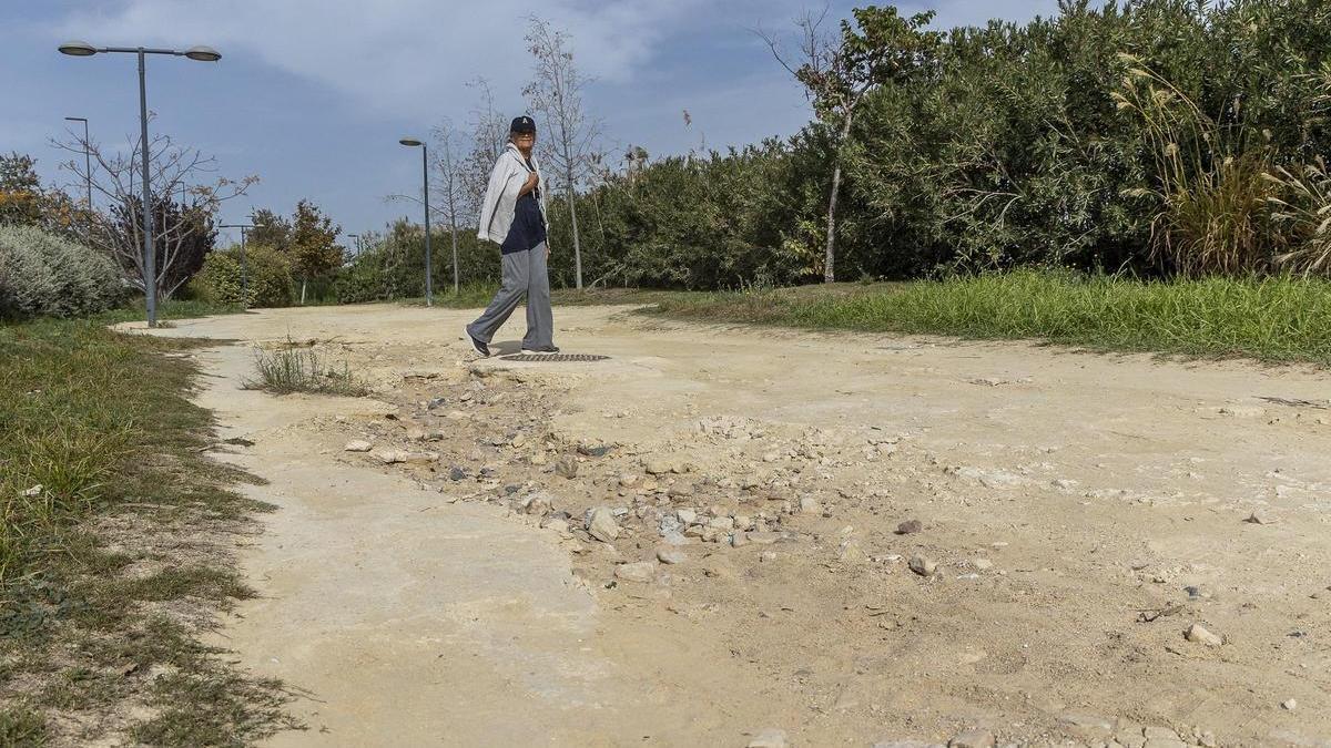 Socavones, charcos y otros obstáculos para quienes pasean en la Vía Parque de San Gabriel