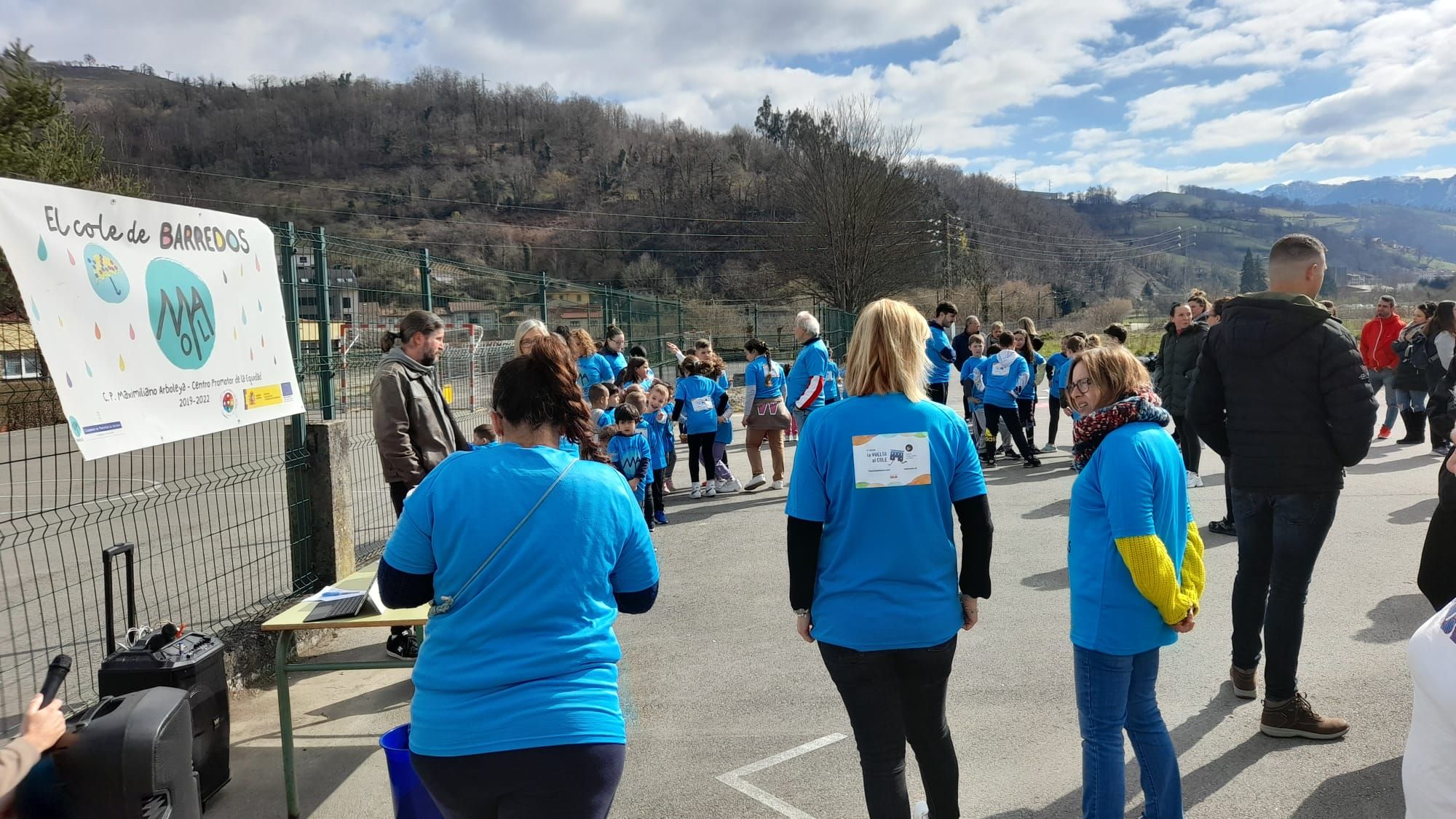 Los "neños" corren contra la leucemia infantil: los alumnos del cole de Barredos, con la Fundación Unoentrecienmil