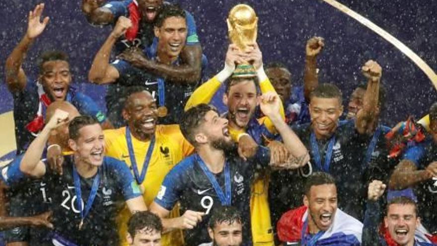 La selecció francesa celebrant la victòria al Mundial 2018