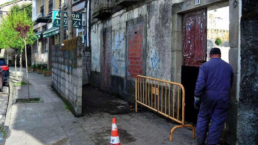 Operarios trabajando en un inmueble en ruinasen el casco urbano de Vilagarcía.  // Iñaki Abella