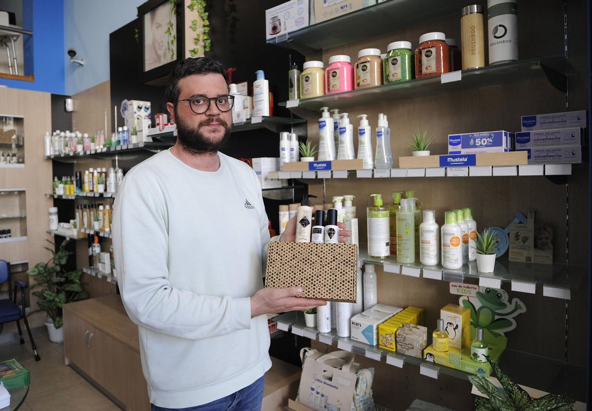 Alberto López muestra el pack de regalo de cosmética de Herbolario Bio.
