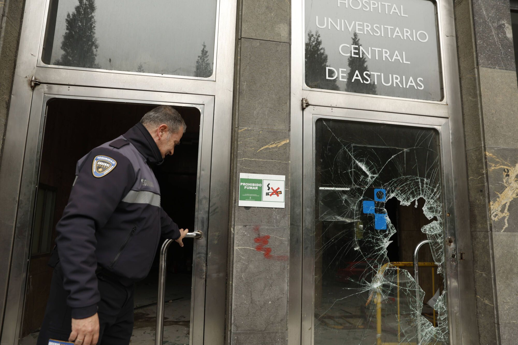 EN IMÁGENES: Viaje al interior del viejo HUCA, desvalijado y vandalizado por su abandono