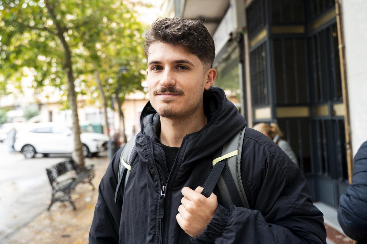 Sergio Hernández trabaja como profesor interino y ha optado por compartir gastos con la propietaria de la vivienda donde reside.