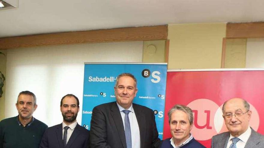 Por la izquierda, Rafa Gutiérrez (vicepresidente de la Unión de Comerciantes), Jonatan Martínez (director de colectivos profesionales de Sabadell Herrero), Alfredo Zornoza (director regional de Sabadell Herrero), Germán Herdia (presidente de la Unión) y José María López (miembro de la junta directiva de la asociación), ayer, durante la firma del nuevo convenio.