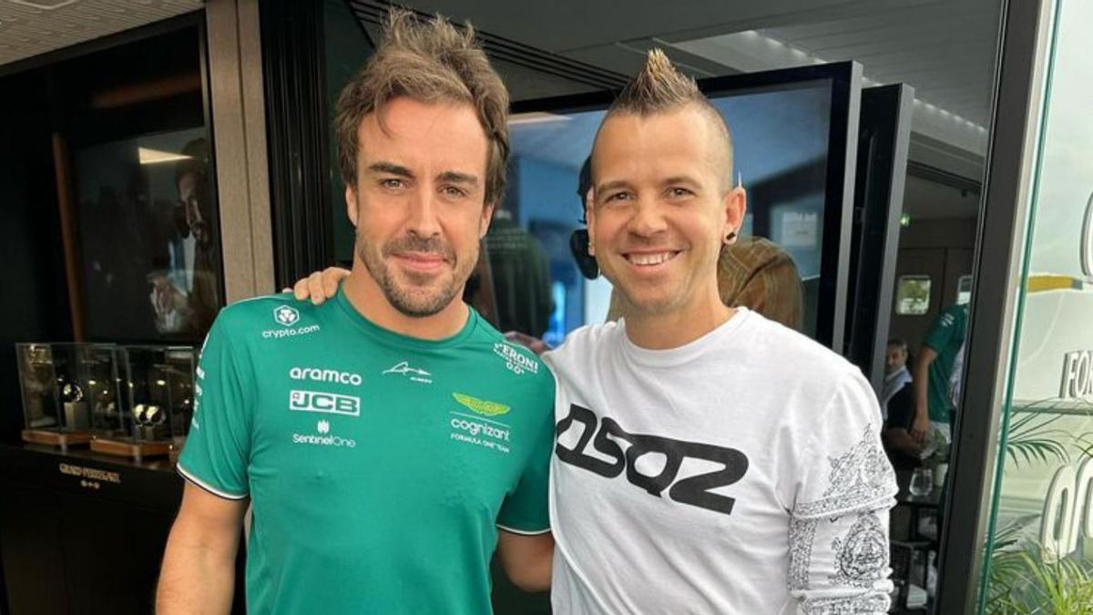 Fernando Alonso posando con Dabid Muñoz, antes de la carrerra.