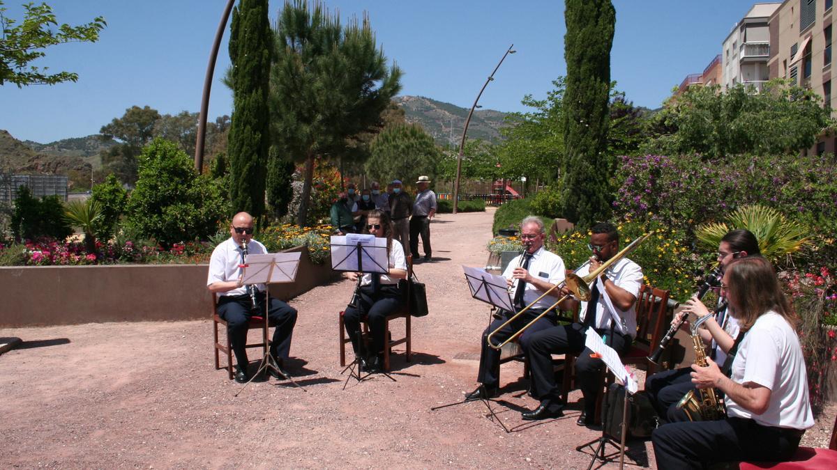 Un sexteto de viento de la Banda Municipal de Música interpretaba, varias piezas, durante el recuerdo a las víctimas de los seísmos.