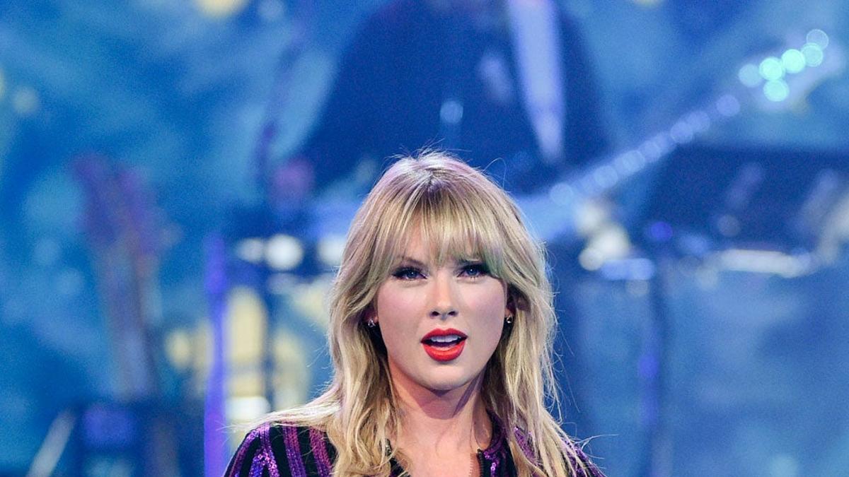 Taylor Swift durante su actuación de Amazon Day