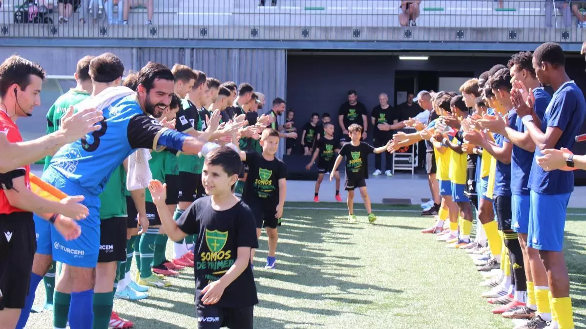 El Hispano celebra los triunfos de su cantera: así fue el pasillo del primer equipo al prebenjamín tras ganar la liga y subir a Primera