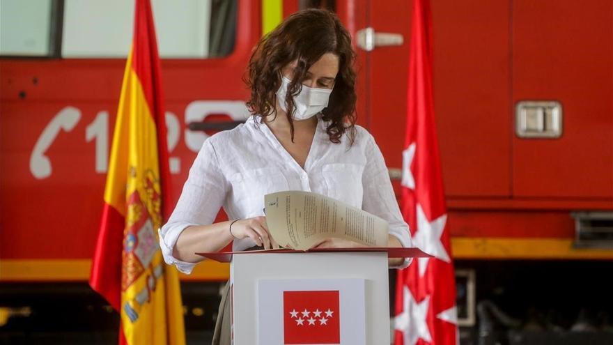 Madrid cierra el ocio nocturno desde medianoche y prohíbe fumar en la calle