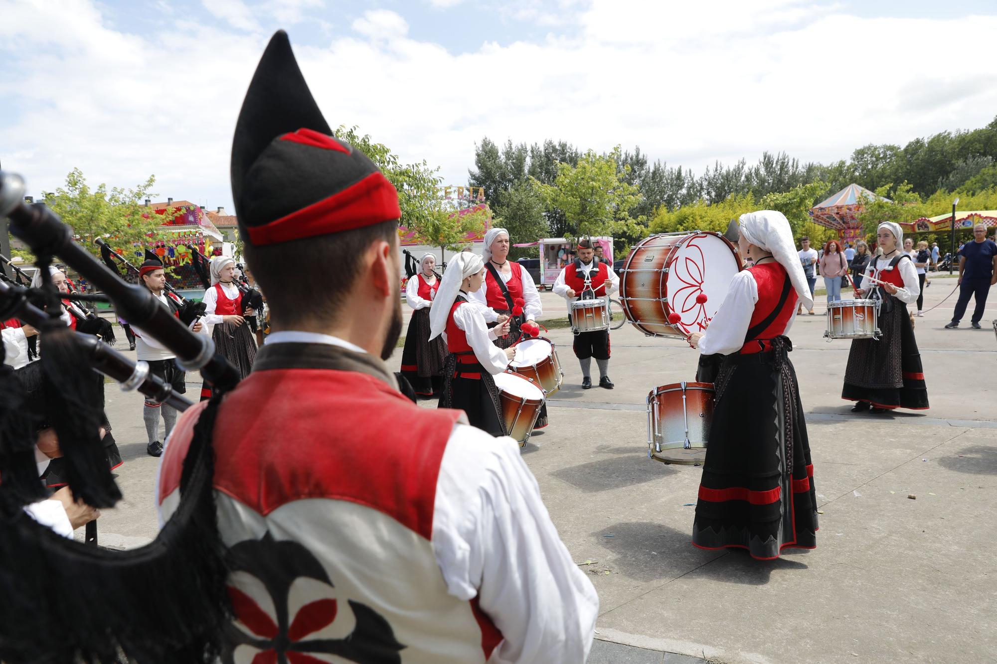 Viesques celebra con gaitas sus fiestas