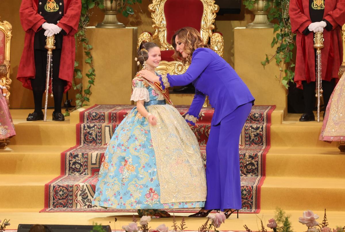 Imposición de bandas a Marta Mercader y la corte de honor infantil de las Fallas 2026