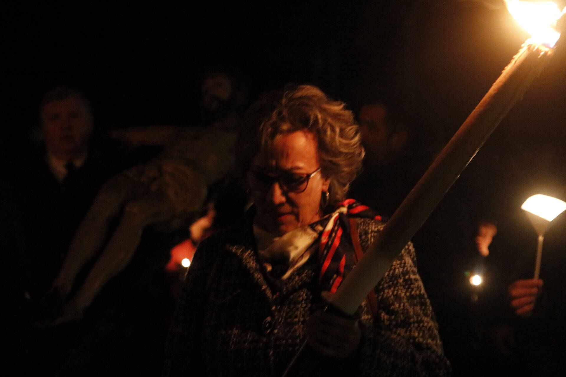 La procesión de las ánimas recorre el cementerio de San Atilano de Zamora con motivo de la noche de Difuntos y con la única iluminación de velas o faroles