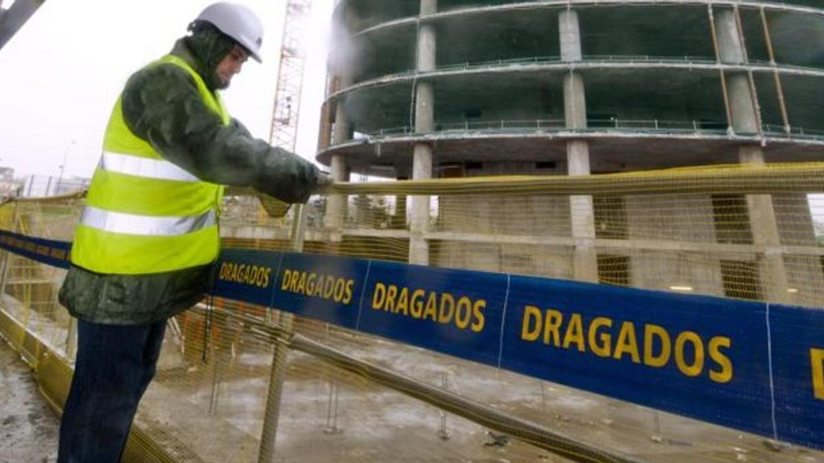 Un operario de Dragados.