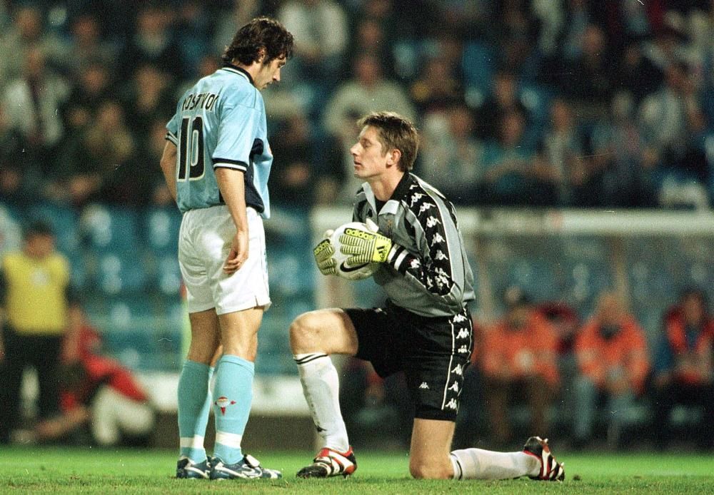 El 4 a 0 que el Celta le endosó a la Juventus en los octavos de final de la UEFA de la temporada 1999/2000 es una de las jornadas más míticas de la historia del club. Aquel día, Mostovoi abrió el marcador con un tanto inolvidable para aquellos que estaban en Balaídos. En la imagen, el ruso junto a Van der Sar.